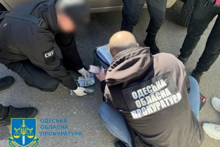 Одесский таможенник требовал у предпринимателей взятку в 1200 долларов США за то, что не создаст им искусственных проблем (фото)