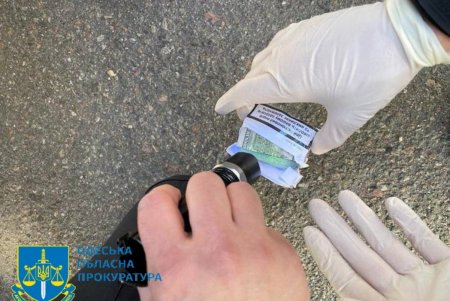 Одесский таможенник требовал у предпринимателей взятку в 1200 долларов США за то, что не создаст им искусственных проблем (фото)