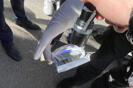 Одесский таможенник требовал у предпринимателей взятку в 1200 долларов США за то, что не создаст им искусственных проблем (фото)