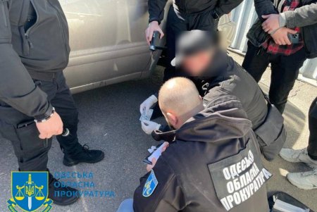 Одесский таможенник требовал у предпринимателей взятку в 1200 долларов США за то, что не создаст им искусственных проблем (фото)