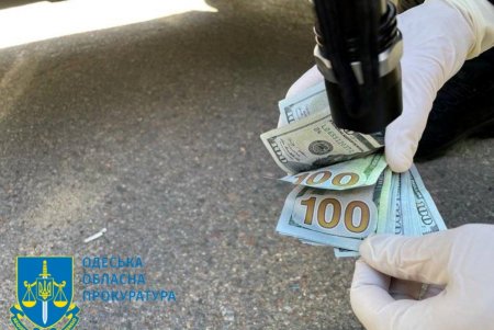 Одесский таможенник требовал у предпринимателей взятку в 1200 долларов США за то, что не создаст им искусственных проблем (фото)