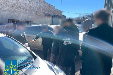 Одесский таможенник требовал у предпринимателей взятку в 1200 долларов США за то, что не создаст им искусственных проблем (фото)