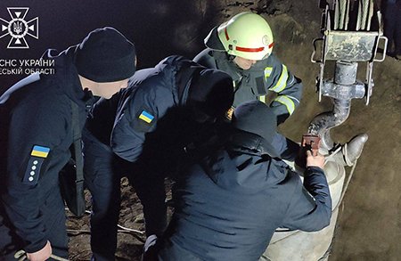 Шесть часов боролся за жизнь, но безуспешно: в Маяках мужчина застрял в трубе колодца