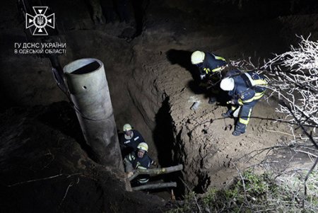 Шесть часов боролся за жизнь, но безуспешно: в Маяках мужчина застрял в трубе колодца