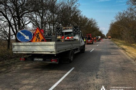 На трассах региона после зимы проводят ямочный ремонт, очищают дорожные знаки и системы водоотведения