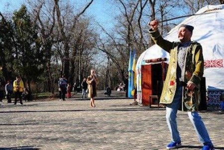 «С песней к Победе»: в парке Шевченко провели международный казахский праздник (фото)