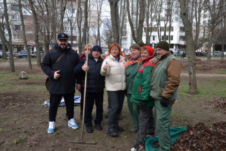 Одесские коммунальщики провели большую уборку на двух основных зеленых локациях города (фото)
