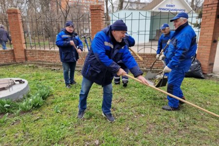 Одесские коммунальщики провели большую уборку на двух основных зеленых локациях города (фото)