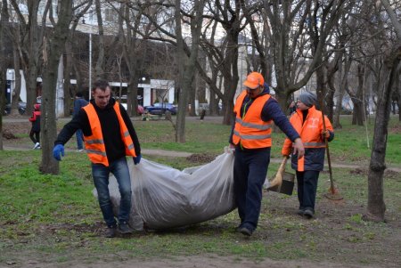Одесские коммунальщики провели большую уборку на двух основных зеленых локациях города (фото)