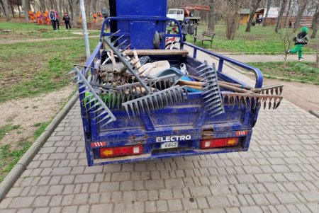 Одесские коммунальщики провели большую уборку на двух основных зеленых локациях города (фото)