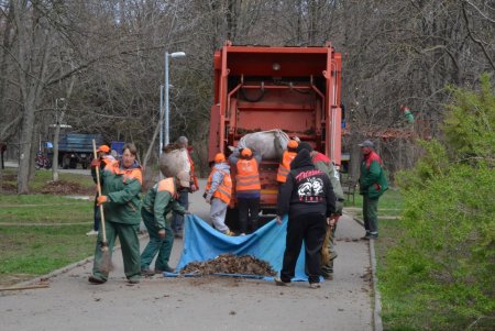 Одесские коммунальщики провели большую уборку на двух основных зеленых локациях города (фото)