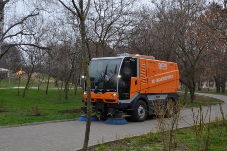 Одесские коммунальщики провели большую уборку на двух основных зеленых локациях города (фото)