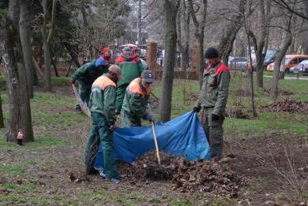 Одесские коммунальщики провели большую уборку на двух основных зеленых локациях города (фото)