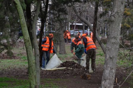 Одесские коммунальщики провели большую уборку на двух основных зеленых локациях города (фото)