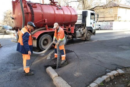 Одесские коммунальщики очищают стоки и дождеприёмники на улицах города