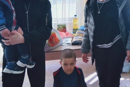 Малообеспеченные одесситы и переселенцы получают продовольственные наборы от Всемирной продовольственной программы ООН