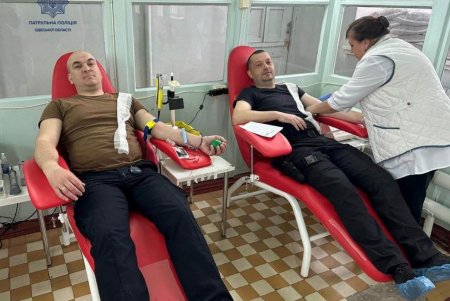 Одесские патрульные сдали кровь для жителей Херсона (фото)