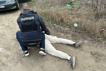 В Суворовском районе задержали уроженца Луганской области с полной сумкой наркотиков (фото, видео)