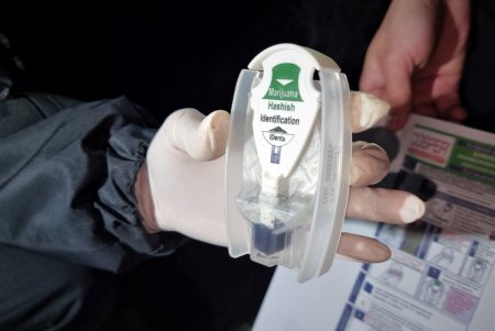 В Суворовском районе задержали уроженца Луганской области с полной сумкой наркотиков (фото, видео)