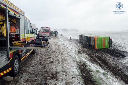 В Хмельницкой области перевернулся пассажирский автобус «Варшава-Одесса»: на месте работают полицейские, медики и спасатели (фото)