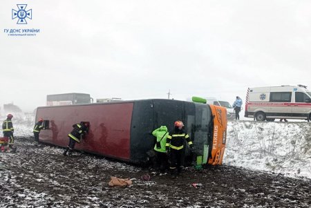 В Хмельницкой области перевернулся пассажирский автобус «Варшава-Одесса»: на месте работают полицейские, медики и спасатели (фото)