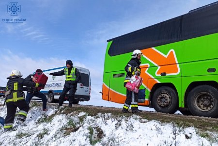 В Хмельницкой области перевернулся пассажирский автобус «Варшава-Одесса»: на месте работают полицейские, медики и спасатели (фото)