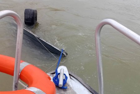 Измаильские пограничники спасли мужчину, чья лодка перевернулась из-за сильного ветра (фото, видео)