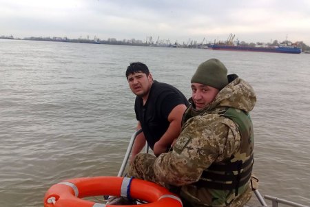 Измаильские пограничники спасли мужчину, чья лодка перевернулась из-за сильного ветра (фото, видео)