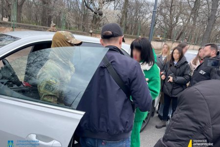 Судья одного из районных судов Одессы попалась на горячем при получении взятки в четыре тысячи долларов США (фото)