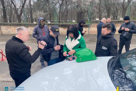 Судья одного из районных судов Одессы попалась на горячем при получении взятки в четыре тысячи долларов США (фото)