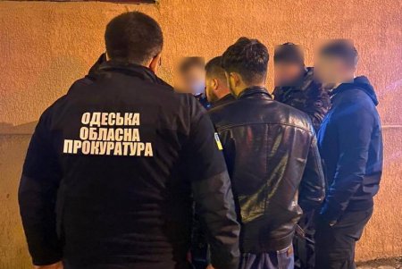 Двое служащих госпредприятия требовали взятки у предпринимателей за беспрепятственную работу по ремонту лодок и судов (фото)