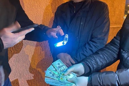 Двое служащих госпредприятия требовали взятки у предпринимателей за беспрепятственную работу по ремонту лодок и судов (фото)