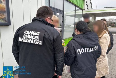Двое служащих госпредприятия требовали взятки у предпринимателей за беспрепятственную работу по ремонту лодок и судов (фото)