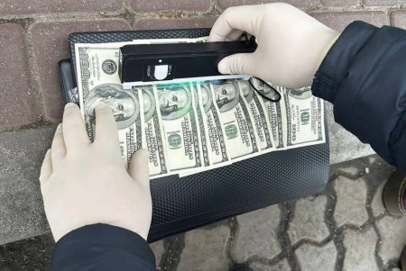 Двое служащих госпредприятия требовали взятки у предпринимателей за беспрепятственную работу по ремонту лодок и судов (фото)