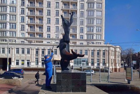 Коммунальщики привели в порядок памятник Вере Холодной (фото)
