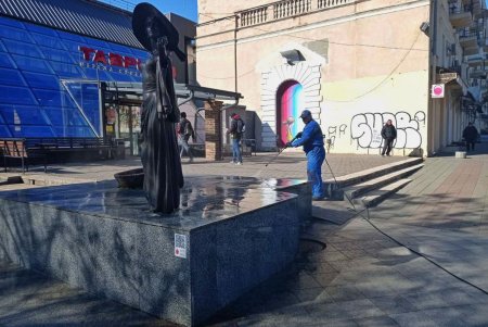 Коммунальщики привели в порядок памятник Вере Холодной (фото)