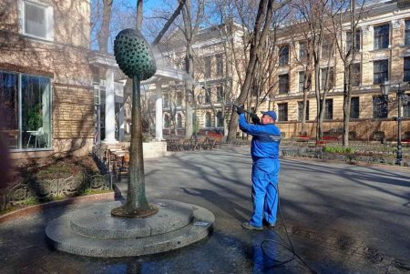 Коммунальщики привели в порядок памятник Вере Холодной (фото)