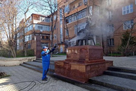 Коммунальщики привели в порядок памятник Вере Холодной (фото)