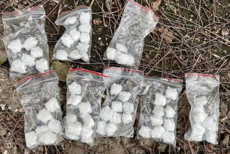 Сбывали около шести тысяч доз наркотиков ежемесячно: в Одесской области задержали преступную группировку (фото)