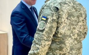 Мэр Одессы вручил сотрудникам СБУ почетные городские награды (фото)