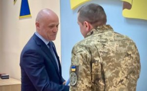 Мэр Одессы вручил сотрудникам СБУ почетные городские награды (фото)
