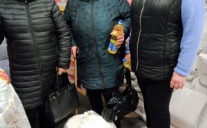 Малообеспеченные одесситы и переселенцы получают продовольственные наборы от Всемирной продовольственной программы ООН