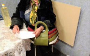 Малообеспеченные одесситы и переселенцы получают продовольственные наборы от Всемирной продовольственной программы ООН