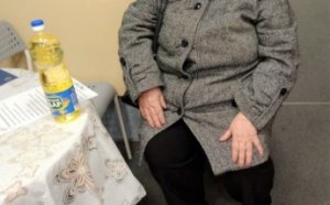 Малообеспеченные одесситы и переселенцы получают продовольственные наборы от Всемирной продовольственной программы ООН