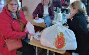 Малообеспеченные одесситы и переселенцы получают продовольственные наборы от Всемирной продовольственной программы ООН