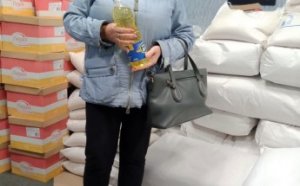 Малообеспеченные одесситы и переселенцы получают продовольственные наборы от Всемирной продовольственной программы ООН