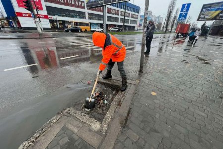 Для предотвращения подтоплений во время непогоды на улицах города дежурят коммунальные бригады (фото)