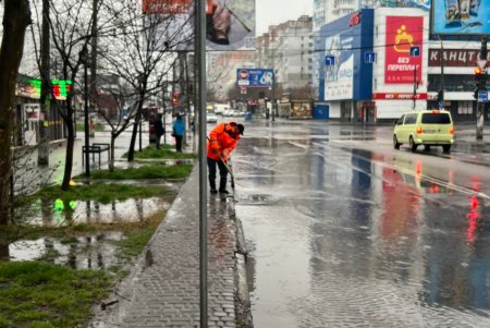 Для предотвращения подтоплений во время непогоды на улицах города дежурят коммунальные бригады (фото)