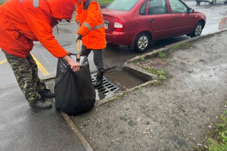Для предотвращения подтоплений во время непогоды на улицах города дежурят коммунальные бригады (фото)