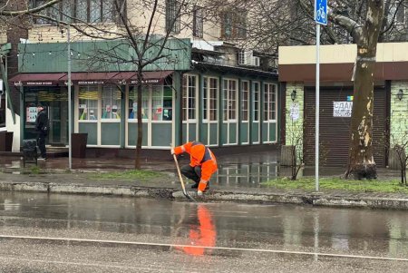 Для предотвращения подтоплений во время непогоды на улицах города дежурят коммунальные бригады (фото)